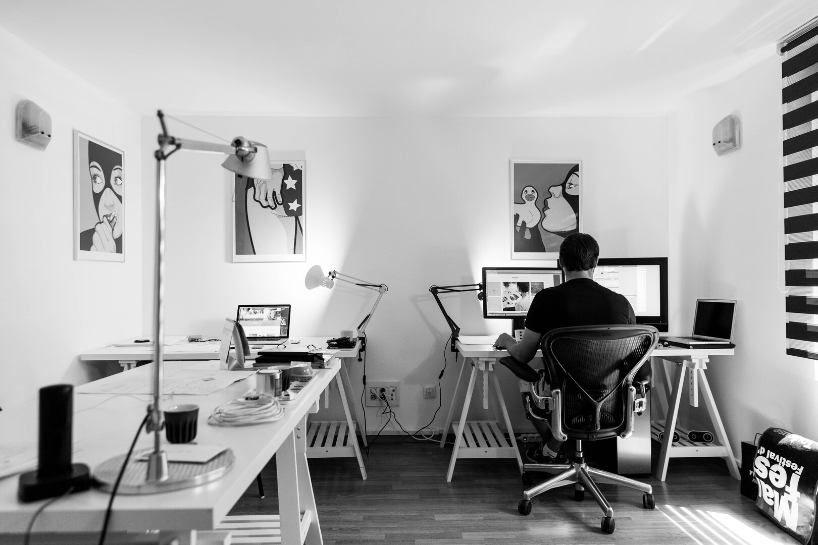 bureau dev2pub Une personne travaillant dans son bureau
